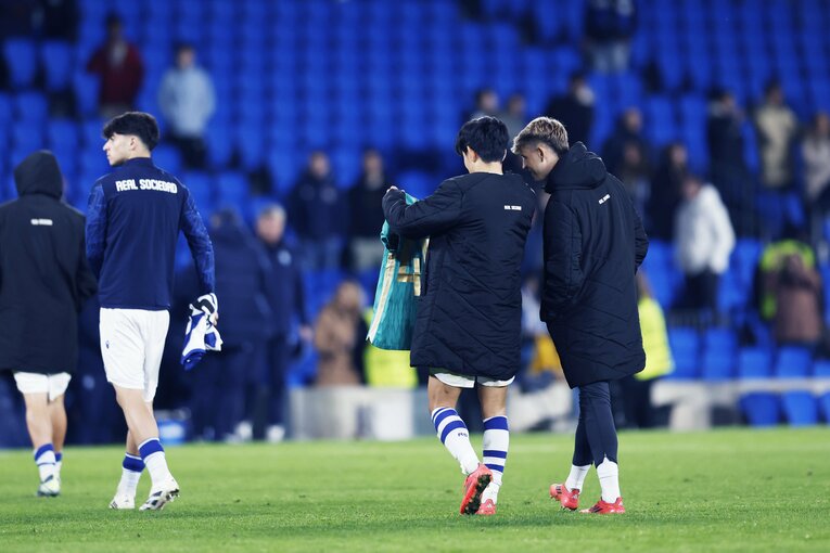 【テレビに映らないクボの素顔】交換したユニホームの品定め　©Daisuke Nakashima