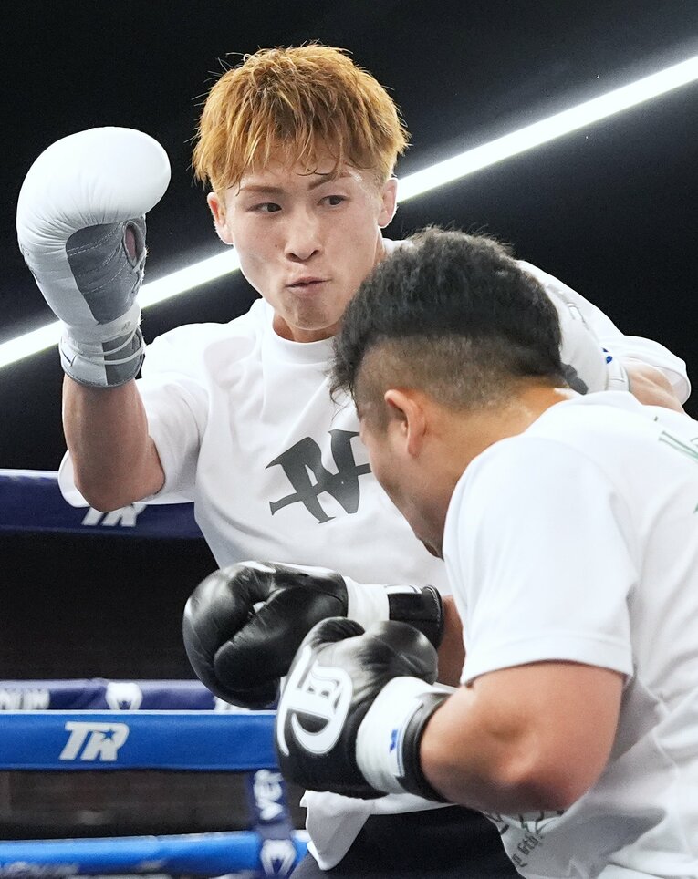 弟・井上拓真との軽いスパーリング　©Naoki Fukuda