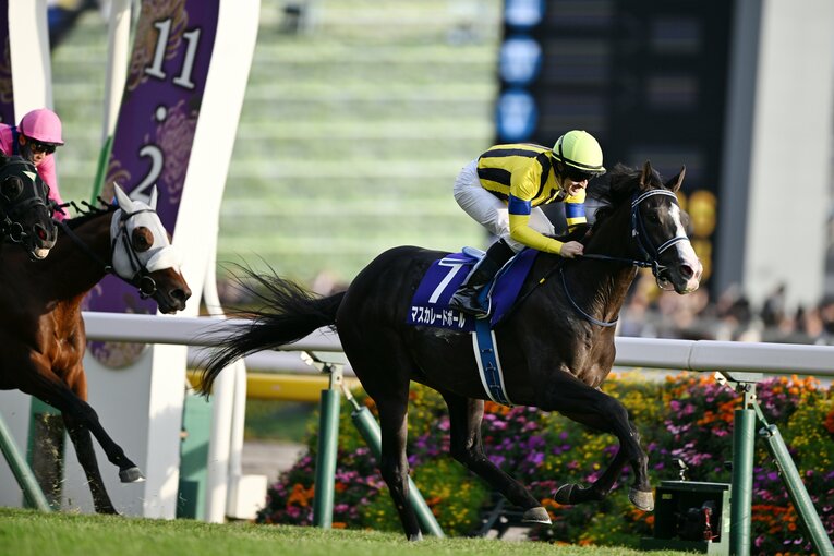 マスカレードボールが1着でゴール板を駆け抜けた　©Keiji Ishikawa