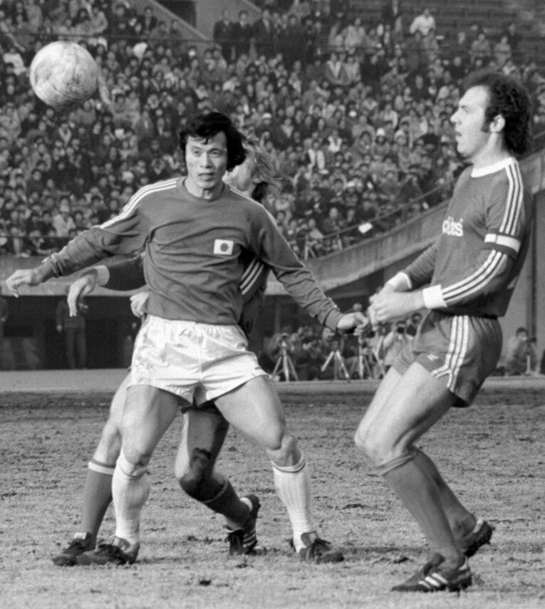 1975年、バイエルン・ミュンヘン戦で対峙するベッケンバウアー（右）と釜本邦茂　©︎KYODO