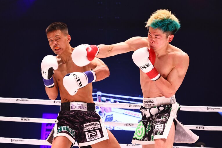 一進一退の展開だった両者。だが的確性で那須川が上回っていた　©RISE