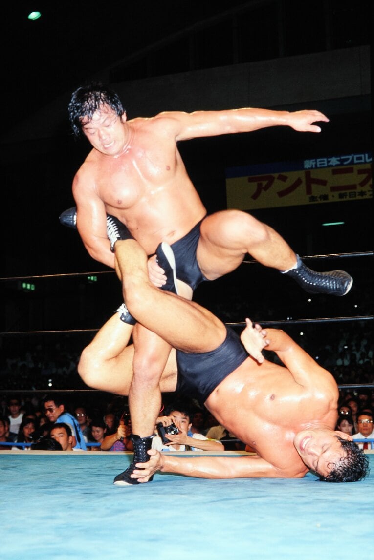 1985年、猪木と対戦する藤波　©AFLO