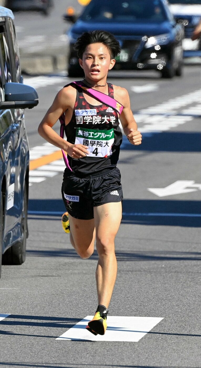 全日本5区で青山学院大・岸本大紀、創価大・嶋津雄大をおさえ、区間賞を獲得した青木　©JIJI PRESS