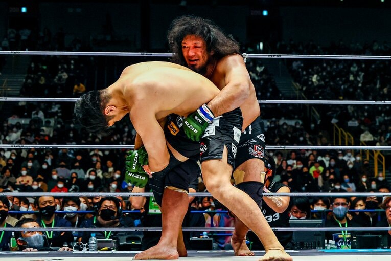 苦しみながらもシビサイのバックをとった関根　©RIZIN FF Susumu Nagao