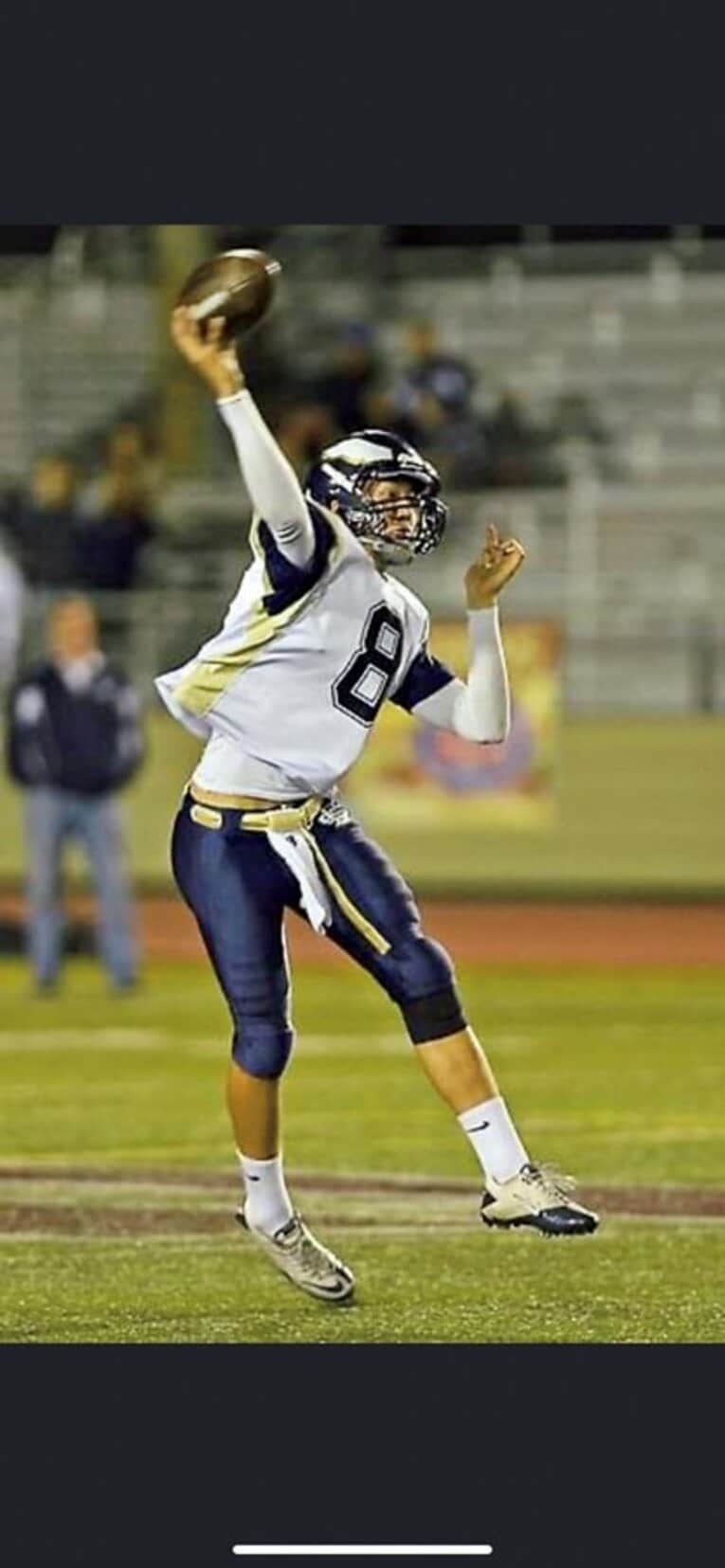 高校時代はアメフト選手としても活躍   写真=母クミさん提供