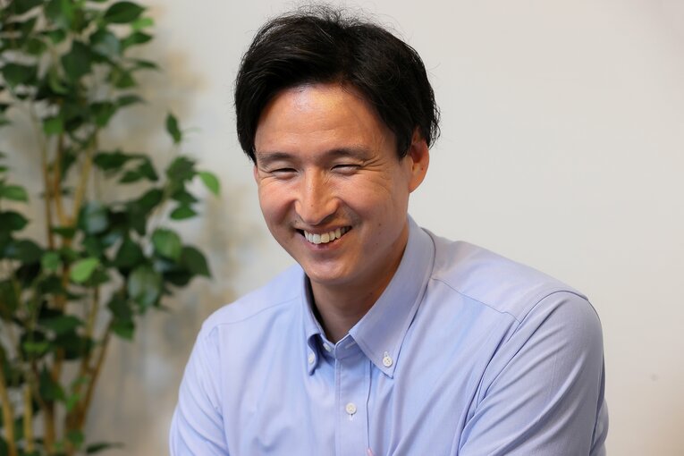 笑顔で取材に応じる東明大貴　©Shigeki Yamamoto