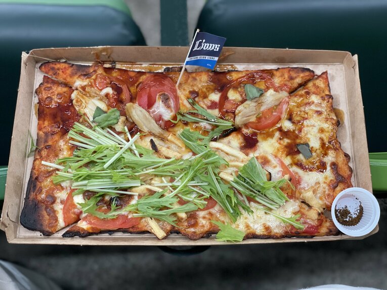 「源田壮亮＆金子侑司のねこげんピザ」2023年撮影　©Carlos Yabuki