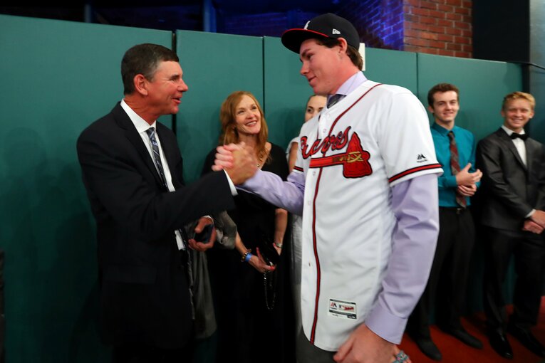 父とドラフト指名を喜ぶスチュワート（2018年）。契約せずにソフトバンクへ　©Getty Images