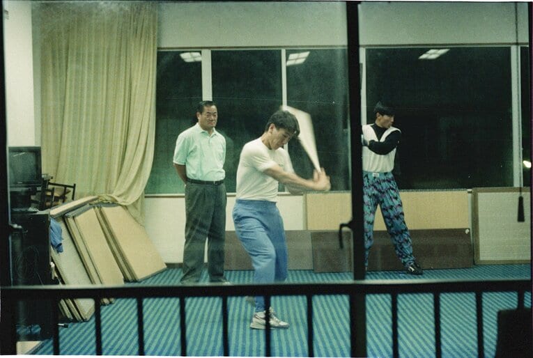 松井秀喜を指導する張本勲臨時打撃コーチ（1993年11月） ©AFLO