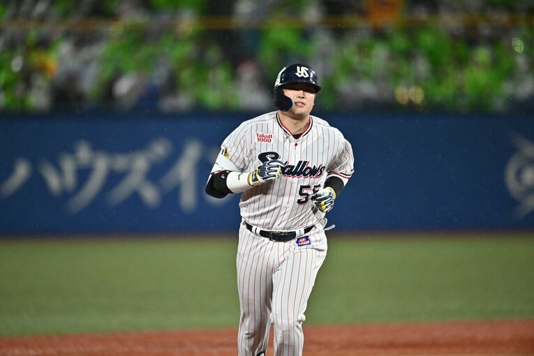 CS第2戦で阪神・藤浪から逆転2ランを放ち、悠々とダイヤモンドを一周するヤクルト村上　©︎Hideki Sugiyama