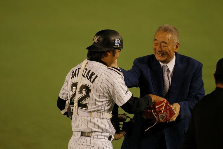 ロッテ捕手・里崎と握手　©Tamon Matsuzono