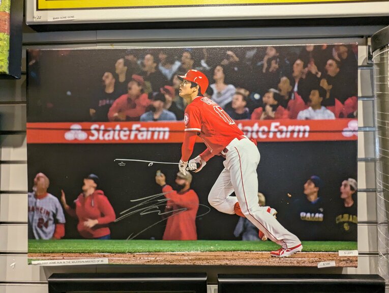 【ドジャース現地観戦写真】大谷翔平サイン入りパネル。7495ドル＝約112万円　©Aki