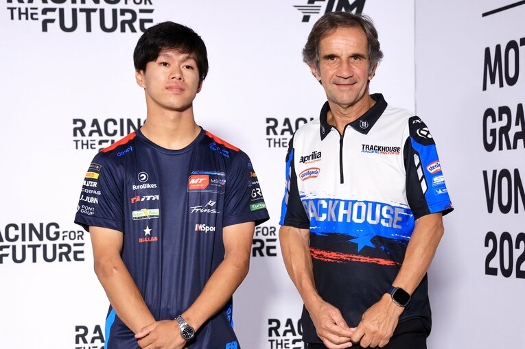 小椋とともに会見に臨んだトラックハウスのダビデ・ブリビオ監督（右）は「小椋はMoto2でもっとも才能あるライダーのひとり。彼のライディングスタイル、レースのやり方を高く評価している」とコメントした　©Satoshi Endo