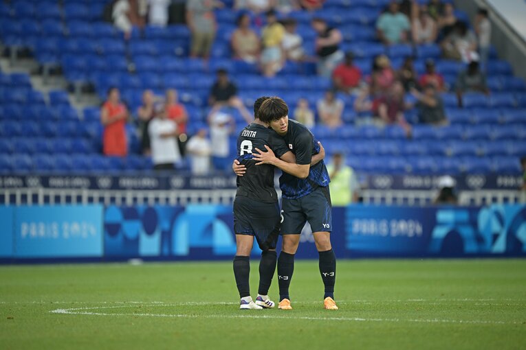 スペイン戦後、抱擁を交わす藤田譲瑠チマと高井幸大　©Takuya Kaneko/JMPA