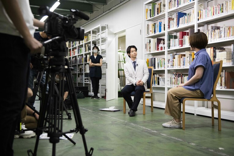 学芸員との対話も白熱　©Asami Enomoto