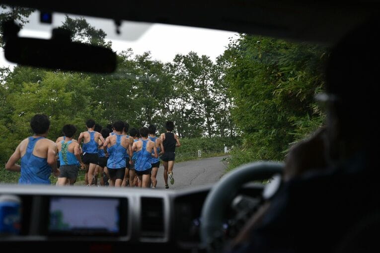 帝京大学駅伝部、ナゾの“はっぴ組”とは？ 「布団の上げ下ろし、食事の配膳もする」“バイト”ランナー(15) ／ photograph by Satoshi Wada