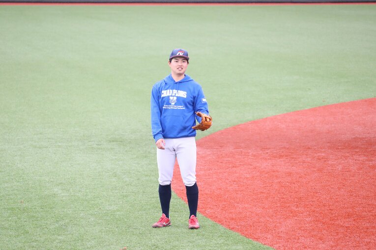 高校時代は外野を守っていたという佐々木。大学ではファースト→サードを経て現在のショートに　©Genki Taguchi