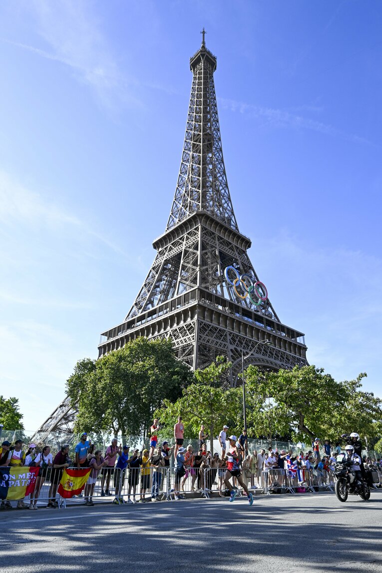 エッフェル塔下を駆け抜ける赤崎暁（2枚目／全3枚）　©Asami Enomoto/JMPA