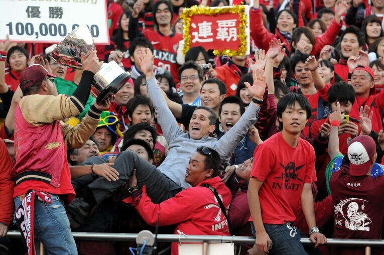 ナビスコ杯（当時）優勝で胴上げされるジョルジーニョ監督　©Getty Images