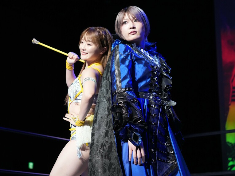 リングでポーズを取るなつぽいと安納サオリ　©Essei Hara