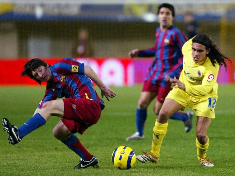 ビジャレアル時代、メッシ（左）とのマッチアップ©︎REUTERS/AFLO