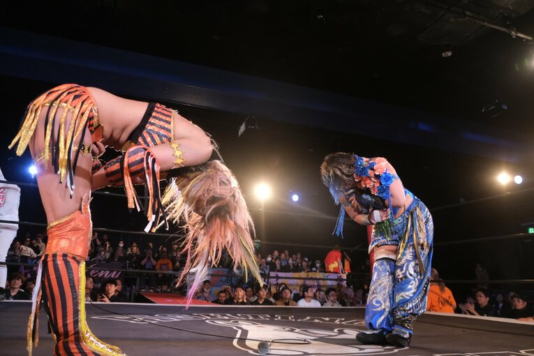 加藤との対戦を終え、深々と頭を下げるウナギ