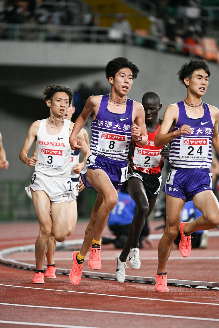 駒大の田澤廉（中央）、鈴木芽吹（右）につき続ける伊藤はらしくなかった