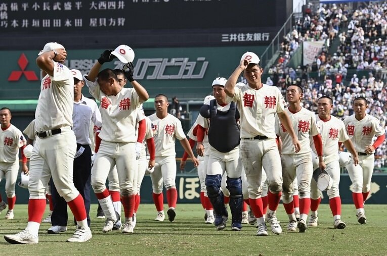 春の近畿大会では大阪桐蔭の連勝記録を止めるなど、今年の夏も優勝候補の一角に挙げられていた智弁和歌山。勢いに乗る国学院栃木を前に悔しい敗退となった ／ photograph by KYODO