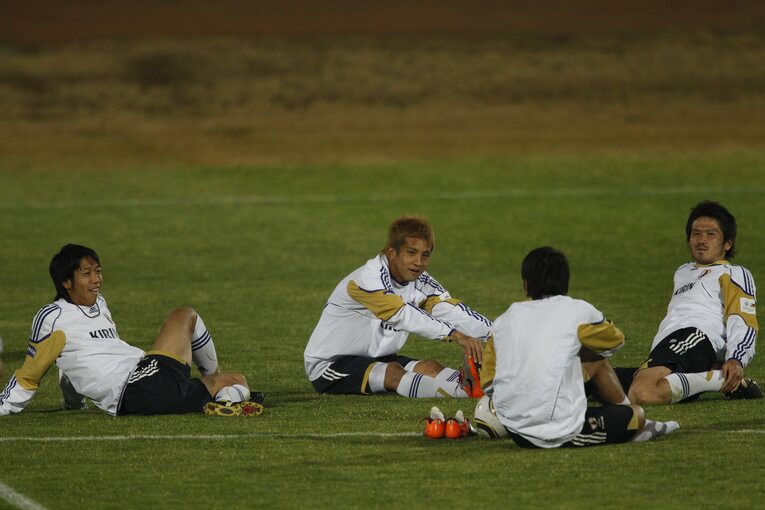 練習後に談笑する中村憲剛、稲本潤一、岩政大樹　©JMPA