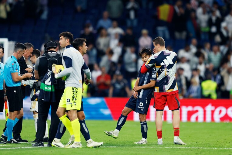 試合後、マドリーGKにギュッと掴まれたタケの表情は……　©Daisuke Nakashima