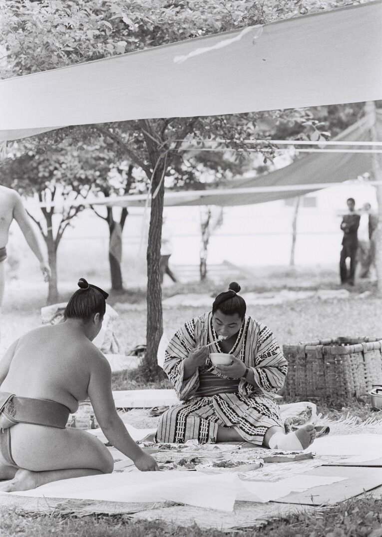 屋外で食事をとる千代の富士　©BUNGEISHUNJU