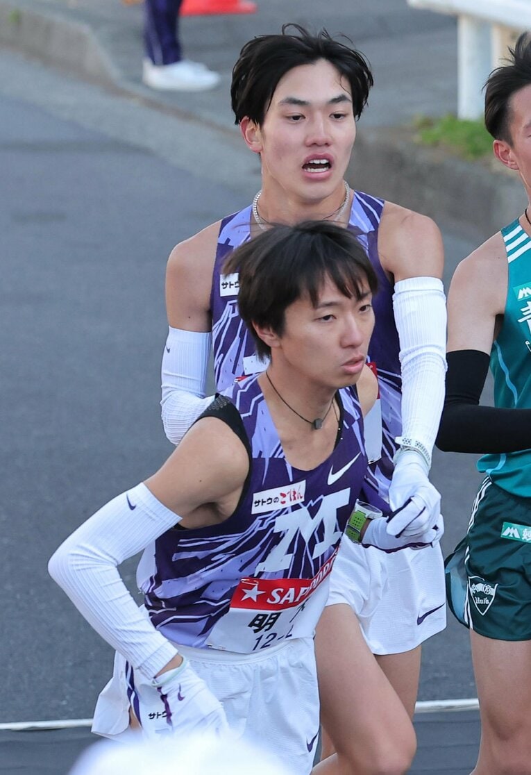 1年時の箱根路では1区を好走した大湊（右）。最後の予選会では気持ちの入った走りを見せた　©Sankei Shimbun