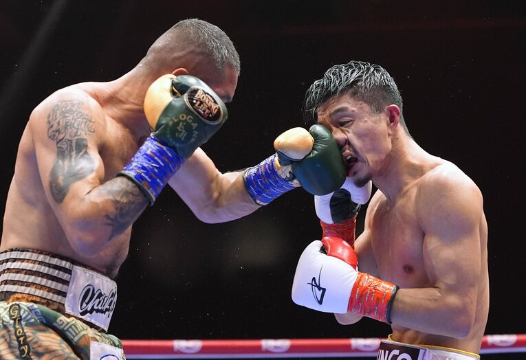 手数が多く、打たれ強いエルナンデス。中谷の顔面にハードヒットするパンチも　©Naoki Fukuda