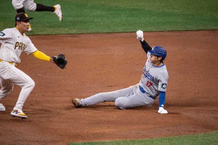 速すぎた盗塁…連続写真　©Nanae Suzuki