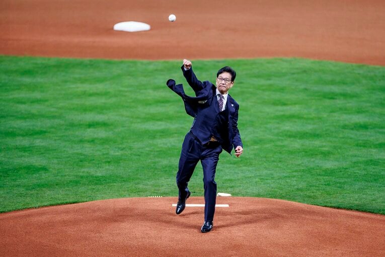 WBC侍ジャパンの栗山英樹監督が始球式　©︎Kiichi Matsumoto