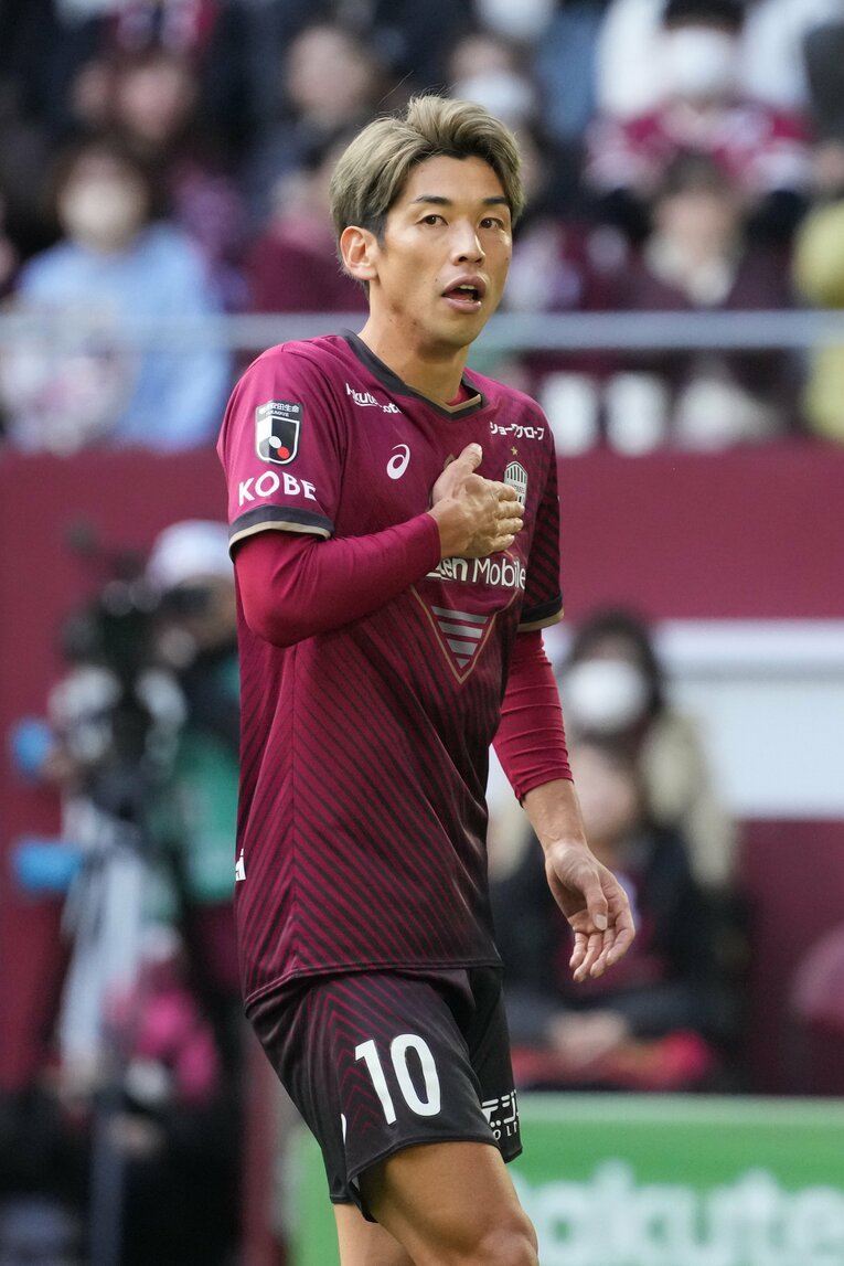 自身の胸を叩く大迫勇也　©Masashi Hara