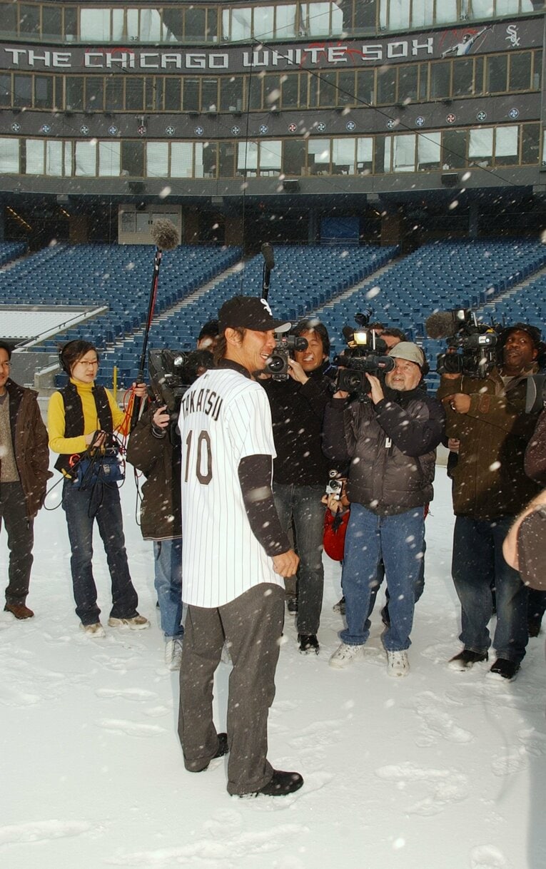 2004年1月23日、雪が降るシカゴでホワイトソックスと契約　©Getty Images