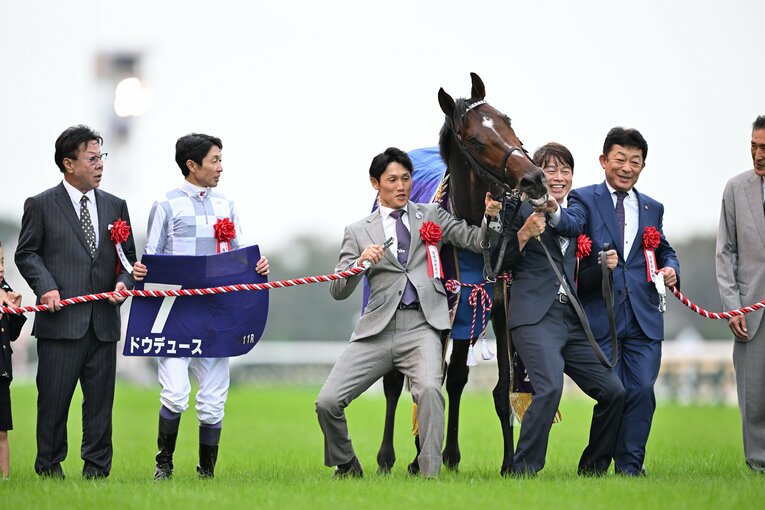 天皇賞・秋の口取り式　©Keiji Ishikawa