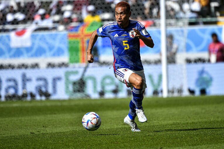 2試合連続で先発した長友の交代をトルシエは否定した　©Takuya Sugiyama/JMPA