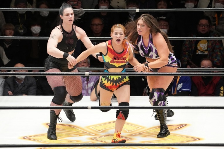 タンクとボジラにロープに振られる山岡聖怜　©Masashi Hara