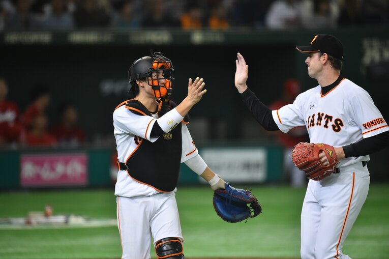 捕手・小林とハイタッチするマシソン　(C)Hideki Sugiyama