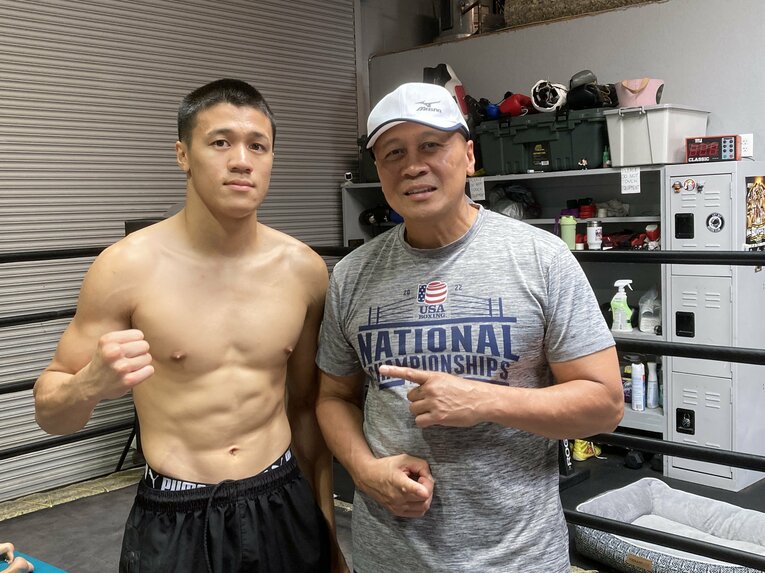 “井上尚弥のスパーリングパートナー”ジャフェスリー・ラミド（23歳、左）と父親のインゲマール（63歳）。父親が作ったアナハイムのジムで　©Soichi Hayashi Sr.