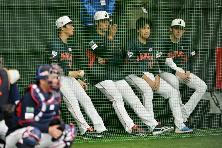 宮崎合宿でダルビッシュにアドバイスを求める山本由伸。本大会でもベンチで話しかけるシーンをよく見かける　©︎Hideki Sugiyama