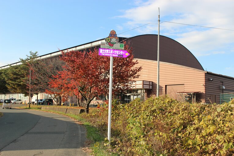 大学構内の標識　©NumberWeb