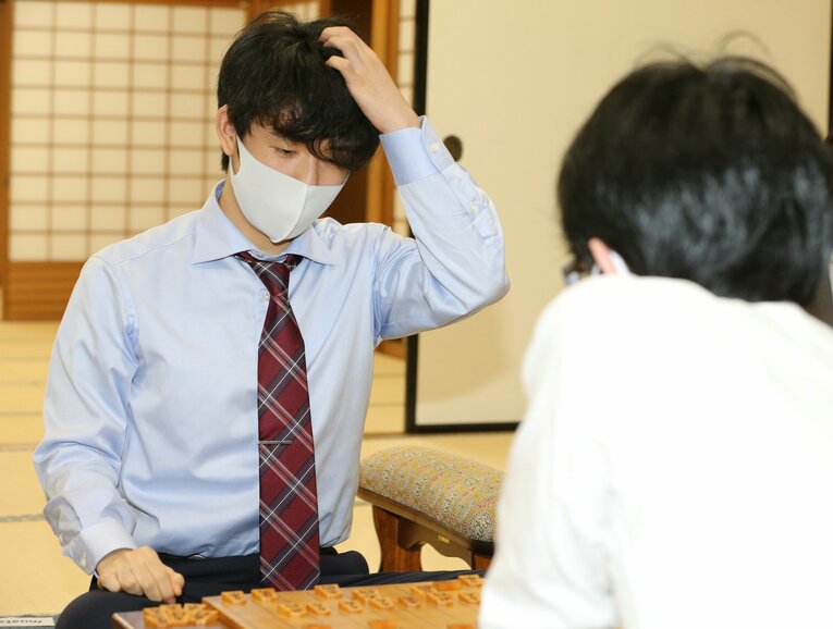 逆転負けを喫した後、豊島と感想戦を行う藤井　©JIJI PRESS