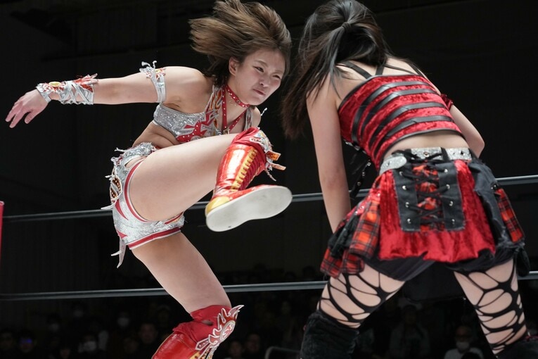 キックを放つSareee　©Essei Hara