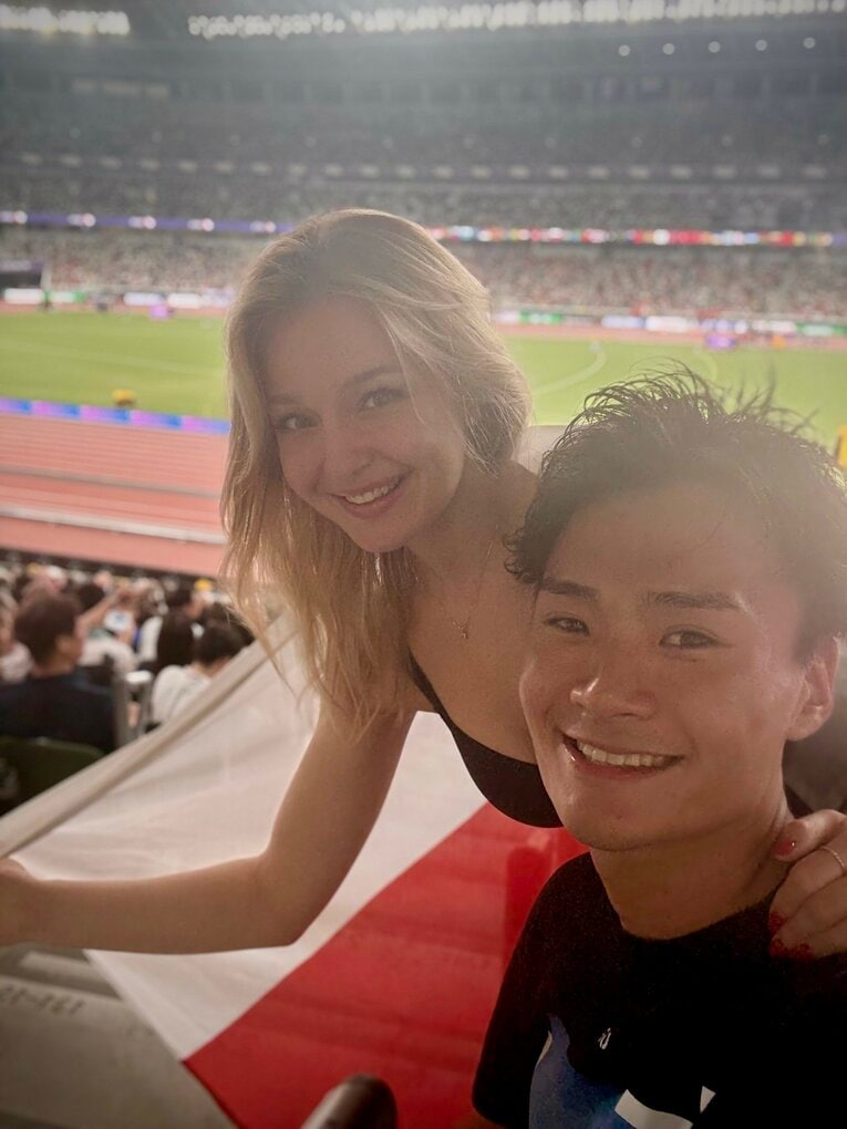 今年9月の世界陸上では国立競技場に足を運び、互いの代表選手に声援を送った（本人提供）