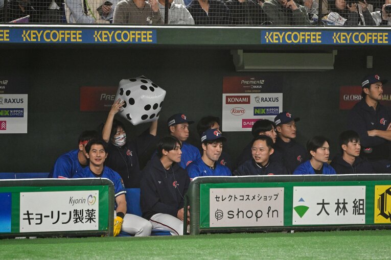 プレミア12、台湾ベンチでサイコロが回されると……とにかく6！　©Nanae Suzuki