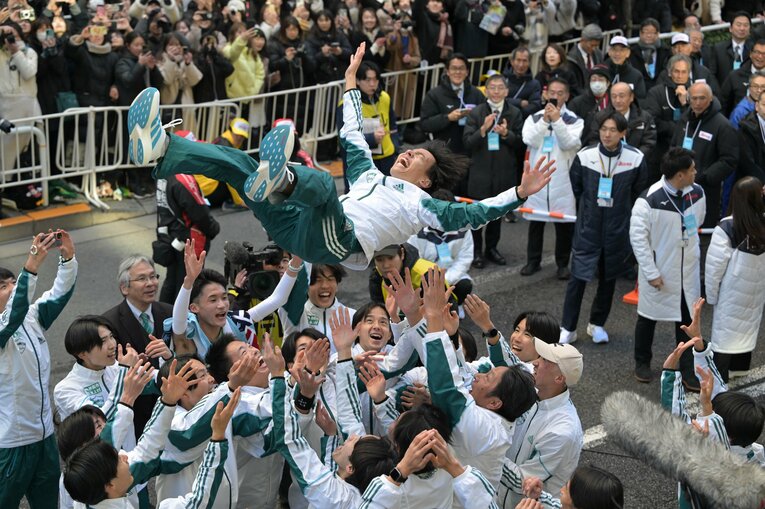 3連覇を果たし胴上げされる青学大・黒田朝日（4年）　©JIJI PRESS