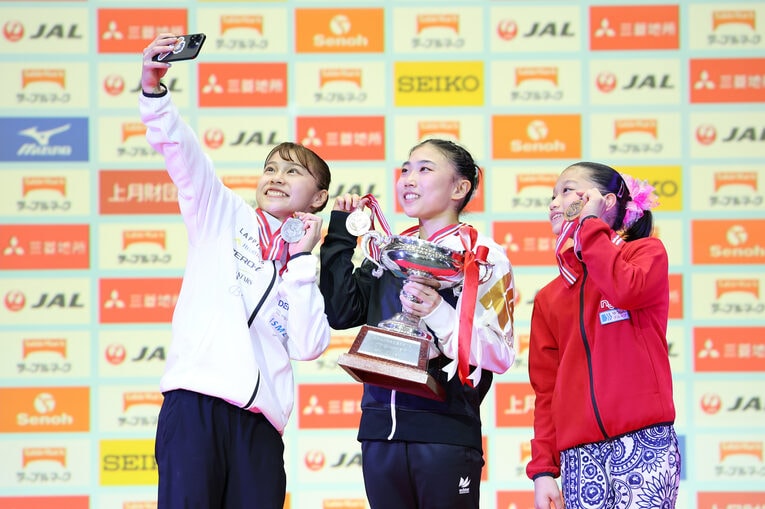 表彰式にて。右から3位南埜佑芽、1位岸里奈、2位杉原愛子　©AFLO